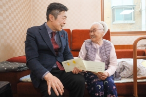 효행특구 서초, 99세 어르신께 100만원 장수 축하금