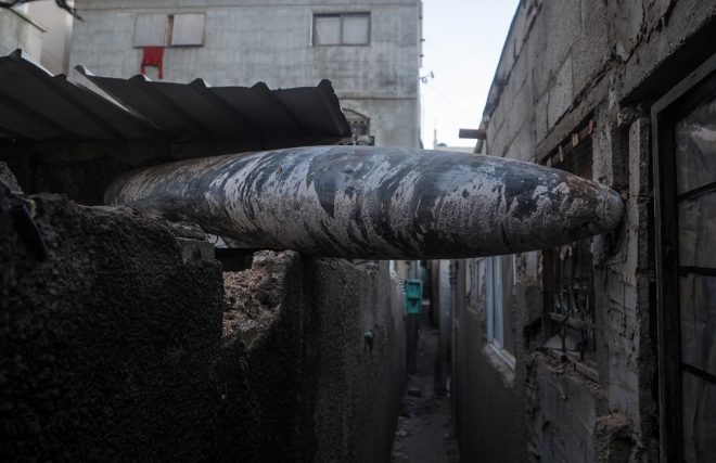 가자 난민촌에 떨어진 이스라엘군 불발탄