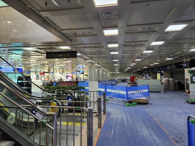 대구공항 국제선터미널과 국내선 터미널을 잇는 브리지 공사를 맡은 한 시공사가 최근 공사현장 일부만 가벽을 설치한 채 공사를 진행했다.