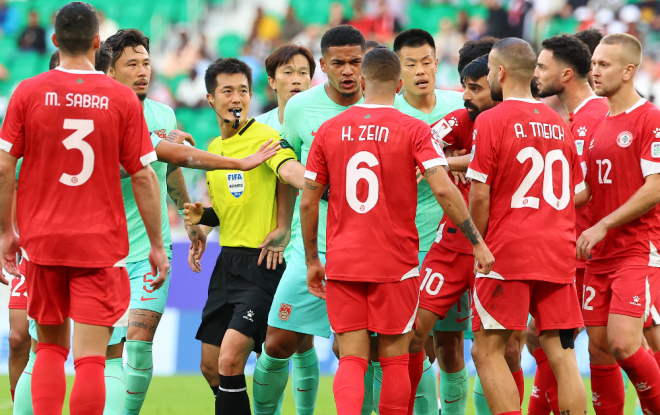 17일 카타르 도하 앗수마마 스타디움에서 열린 2023 아시아축구연맹(AFC) 아시안컵 조별리그 A조 레바논과 중국의 경기. 고형진 주심이 거친 플레이로 충돌한 양팀 선수들을 말리고 있다. 2024.1.17 연합뉴스