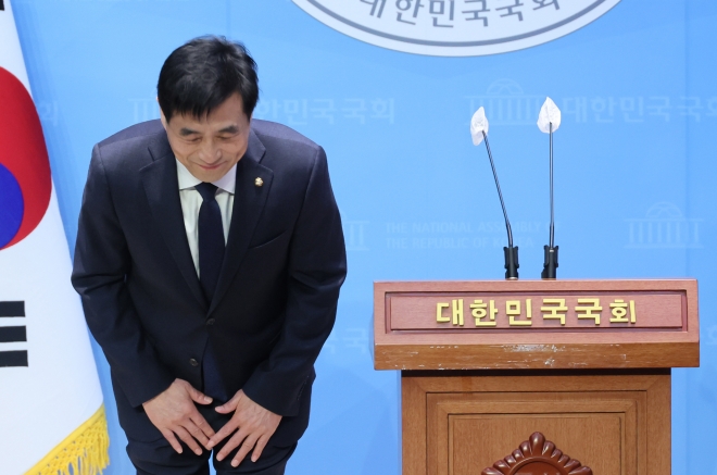 김민기 더불어민주당 의원이 19일 국회 소통관에서 22대 총선 불출마 선언 기자회견을 열고 인사를 하고 있다. 연합뉴스