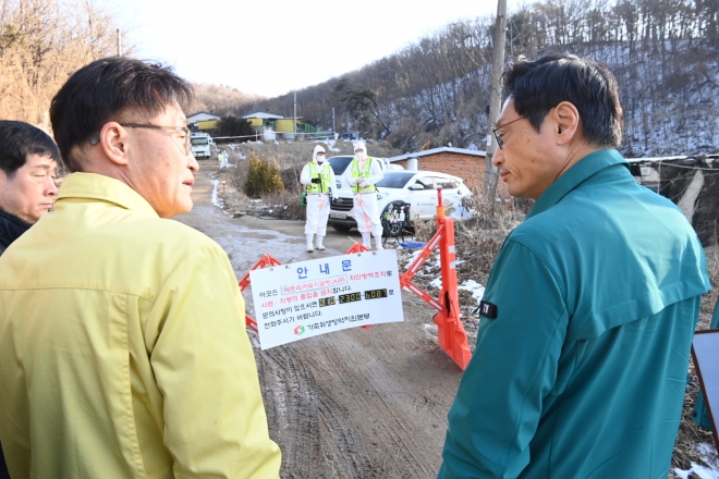 18일 파주시 양돈농가에서 올해 경기도 내 첫 아프리카돼지열병이 발생한 가운데, 오후석 경기도 행정2부지사(오른쪽)가 19일 발생 농가 통제초소를 방문해 방역 현장을 점검하고 있다. 경기도북부청 제공