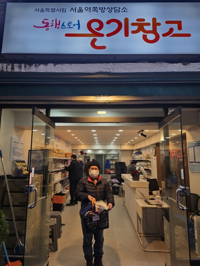서울역쪽방상담소 ‘온기창고’ 1호점에서 주민이 물품을 구입하고 있다.   서울시 제공