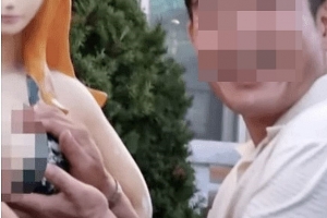 성추행 의혹 양산시의원…日 캐릭터 가슴 만지며 ‘활짝’