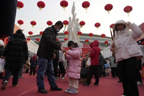 중국인들이 음력 설을 앞두고 20일 설맞이 용품 구매에 나섰다. 베이징 AP 연합뉴스