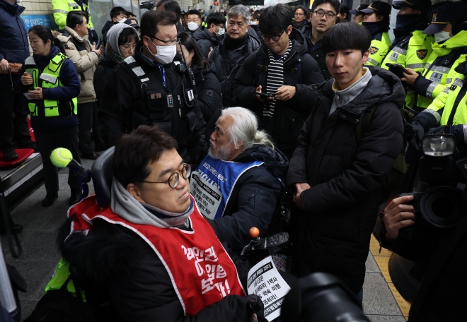 전국장애인차별철폐연대 박경석 대표가 22일 서울 지하철 4호선 혜화역에서 장애인 이동권 보장을 촉구하고 있다. 2024.01.22. 뉴시스