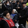 전장연, 지하철 탑승 시위 재개… 활동가 2명 체포