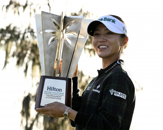 리디아 고가 22일 LPGA 투어 개막전에서 우승한 뒤 트로피를 들고 기뻐하고 있다. UPI 연합뉴스