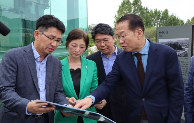 사진은 지난해 9월 12일 최유희 의원을 비롯해 권영세 국회의원과 도시 정비 관계 공무원들이 합동해 남산 고도지구의 현장조사를 실시했다.