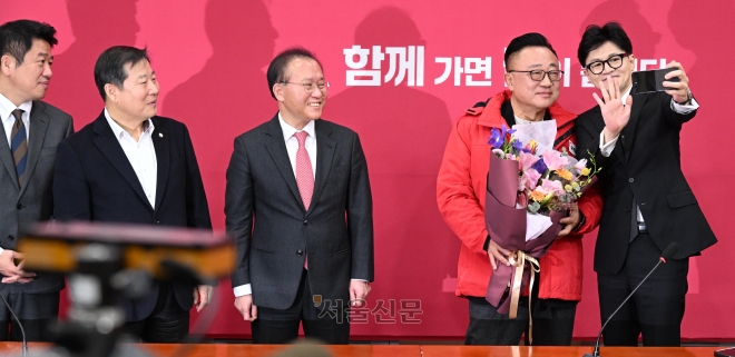 한동훈 국민의힘 비상대책위원장이 22일 서울 여의도 국회에서 열린 국민인재 영입 환영식에서 고동진 전 삼성전자 모바일 부문(옛 IM부문) 대표이사 사장과 기념촬영을 하고있다. 2024.1.22안주영 전문기자