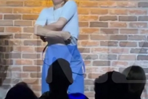 “여자들은 안 돼?” 공연 중 상의 탈의한 여배우 정체