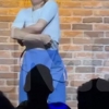 “여자들은 안 돼?” 공연 중 상의 탈의한 여배우 정체
