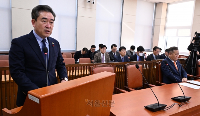 윤희근 경찰청장이 8일국회 행정안전위원회에 참석해 이재명 피습 사건 현안보고를 하고 있다.2024.1.8.안주영 전문기자