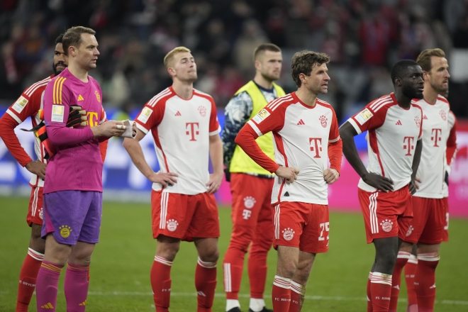 22일 독일 분데스리가 경기에서 베르더 브레멘에 충격패를 당한 바이에른 뮌헨 선수들이 허탈한 표정을 짓고 있다. AP 연합뉴스