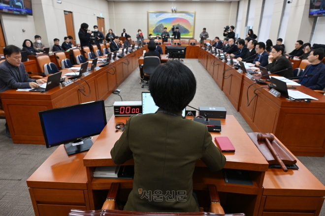 22일 국회에서 국민의힘 의원들이 불참한 가운데 정무위원회 전체 회의가 열리고 있다. 안주영 전문기자