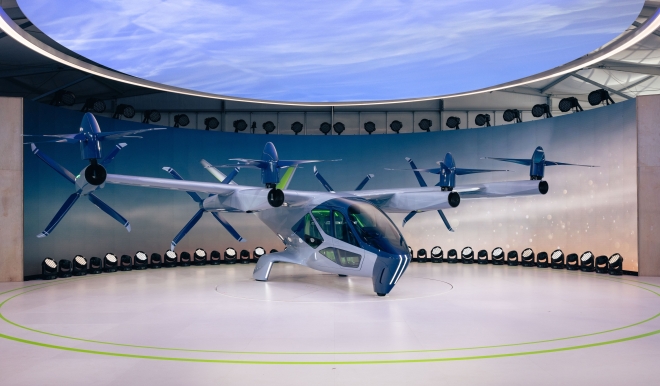 현대차그룹의 미래항공모빌리티(AAM) 독립법인 슈퍼널이 CES 2024에서 최초 공개한 차세대 수직이착륙기(eVTOL) 기체 ‘S-A2’의 실물 크기 모형.  현대차그룹 제공