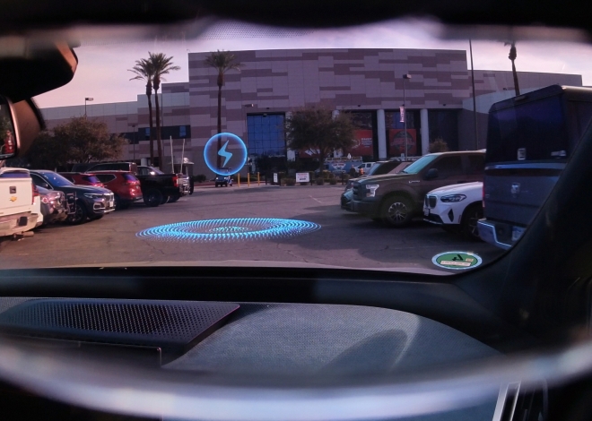BMW가 CES 2024에서 공개한 웨어러블 증강현실(AR) 글라스. 주행 중 필요한 각종 정보가 실제 환경에 AR로 통합돼 보여지는 기술이다.  BMW 제공