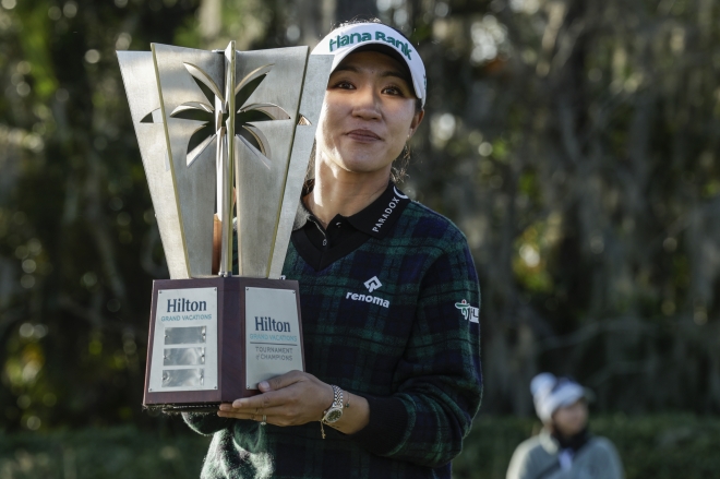 리디아 고가 22일(한국시간) 막을 내린 2024 미국여자프로골프(LPGA) 투어 개막전 ‘힐튼 그랜드 배케이션스 토너먼트 오브 챔피언스’에서 우승한 뒤 트로피를 들고 미소 짓고 있다. 지난해 부진에 허덕였던 리디아 고는 2022년 11월 CME그룹 투어 챔피언십 이후 1년 2개월 만에 정상에 섰다. 올랜도 AP 연합뉴스