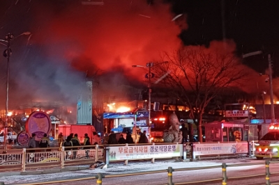 충남 서천 전통시장 불…227개 점포 잿더미