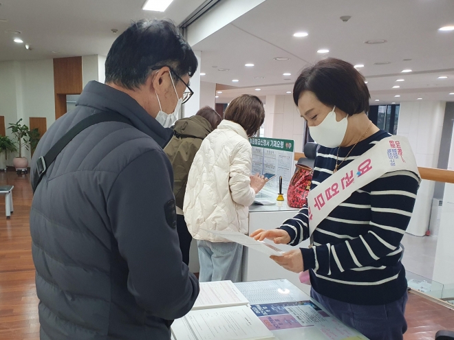 서울 송파구 구민들이 구청 2층 여권과에서 여권 신청 서류를 작성하고 있다. 송파구 제공