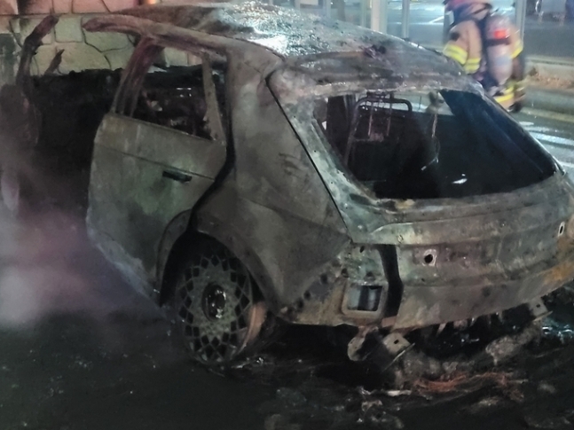 화염에 휩싸인 뒤 전소한 아이오닉5 차량. 울산경찰청 제공
