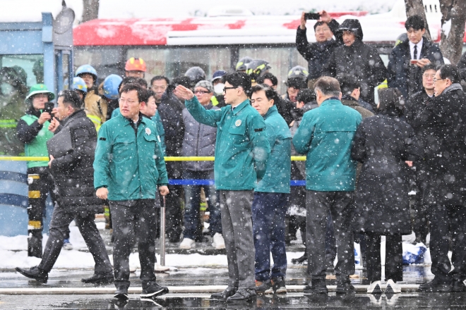 한동훈 비상대책위원장이 23일 충남 서천군 서천읍 서천특화시장 화재 현장에서 윤석열 대통령을 기다리고 있다. 2024.1.23 홍윤기 기자