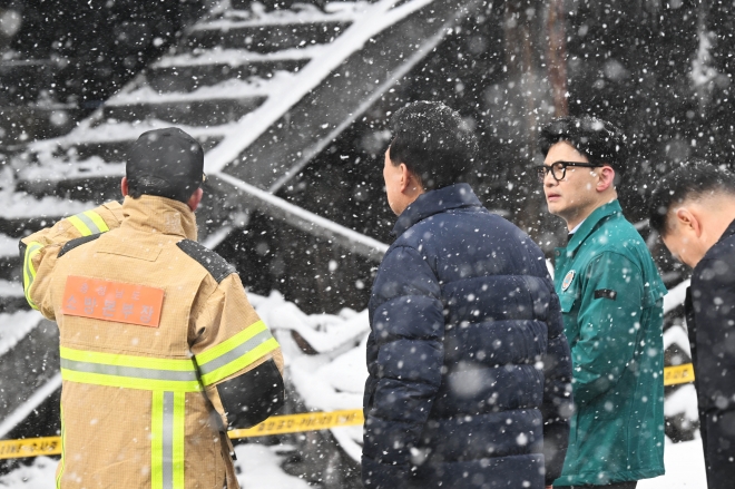 윤석열 대통령이 23일 충남 서천군 서천읍 서천특화시장 화재 현장에서 국민의힘 한동훈 비상대책위원장과 만나 함께 현장을 점검하고 있다. 2024.1.23 홍윤기 기자