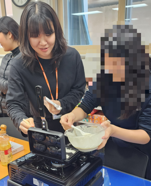 ‘경계선 지능 아동’인 대구의 한 중학생이 사랑의열매 사회복지공동모금회와 한국학교사회복지사협회가 복권기금을 통해 마련한 경계선 지능 아동 사회 적응력 향상 지원사업 ‘나아가기’에 참여해 파견 전문가로부터 붕어빵 굽기 수업을 받고 있다. 사랑의열매 제공