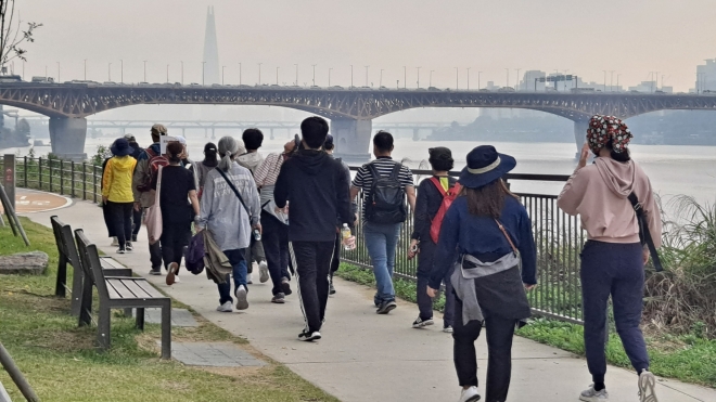 지난해 서울 성동구가 걷기 프로그램인 ‘4050 건강부자 만들기 프로젝트’를 운영하고 있는 모습. 성동구 제공