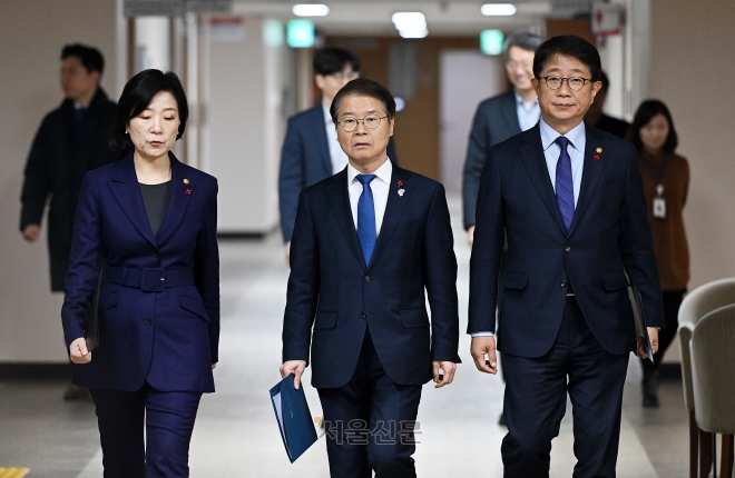 오영주 중소벤처기업부 장관(왼쪽부터), 이정식 고용노동부 장관, 박상우 국토교통부 장관이 24일 서울 종로구 정부서울청사에서 열린 중대재해처벌법 추가 적용유예 개정안 입법 촉구 합동 브리핑을 하기 위해 입장하고 있다. 2024.1.24 오장환 기자