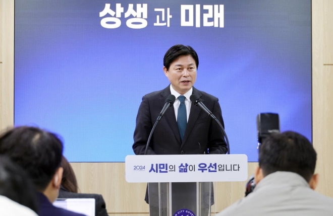 조용익 부천시장이 24일 시청 브리핑룸에서 신년 기자회견을 하고 있다. 연합뉴스