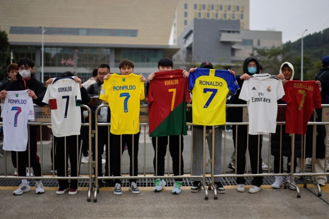 사우디아라비아 프로축구 알나스르가 각각 24일, 28일로 예정됐던 중국 상하이 선화, 저장FC과위 친선경기를 돌연 취소한 가운데, 알나스르의 크리스티아누 호날두 팬들이 23일 광둥성 선전시 유니버시아드 스포츠 센터에서 호날두 유니폼을 들어 보이고 있다. 2024.1.23 AFP 연합뉴스