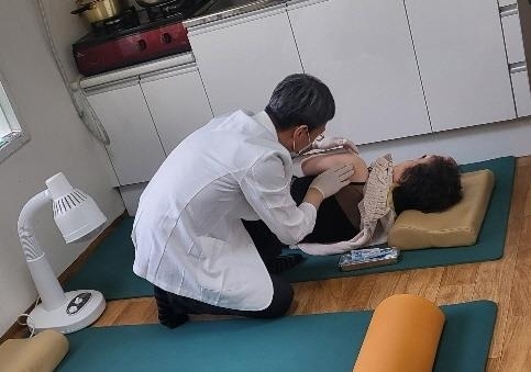 서울 영등포구 소속 한의사가 경로당에 방문해 어르신에게 침술 치료를 진행중이다. 영등포구 제공
