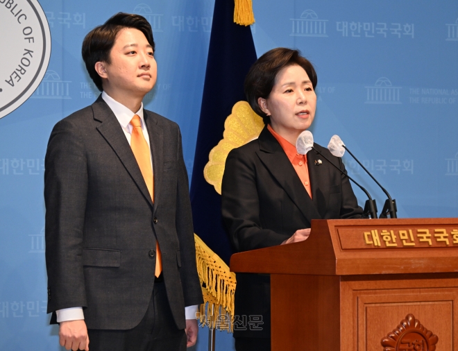 양향자(오른쪽) 한국의희망 대표와 이준석 개혁신당 대표가 국회 소통관에서 공동 기자회견을 하고 있다. 안주영 전문기자