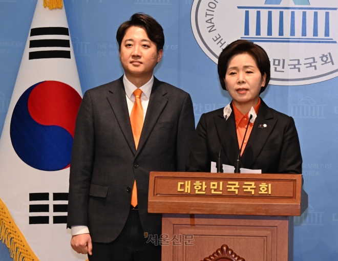 이준석(왼쪽) 개혁신당 대표와 양향자 한국의희망 대표가 24일 국회에서 합당 선언을 하고 있다. 안주영 전문기자
