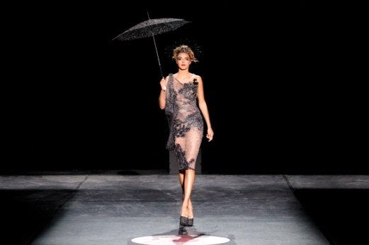 A model presents a creation for the Julien Fournie show during the Women‘s Haute-Couture Spring/Summer 2024 Fashion Week in Paris on January 23, 2024. AFP 연합뉴스