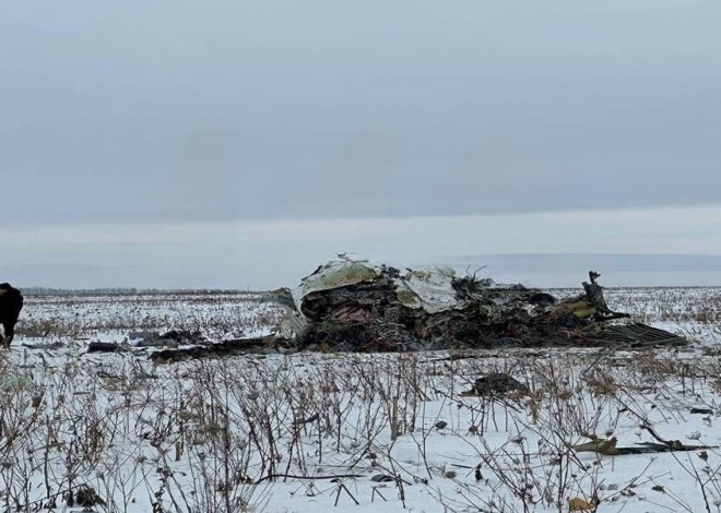 24일(현지시간) 우크라 국경에서 약 90㎞ 떨어진 러시아 벨고로드주 코로찬스키의 야블로노보 마을 인근 들판에 러시아군 수송기 일류신(IL)-65가 추락했다. 수송기에는 우크라군 포로 65명과 러시아인 승무원 6명 및 호송 군인 3명 등 9명 등 총 74명이 탑승하고 있었으며, 이 사고로 전원 사망했다. 사진은 사고 현장에서 발견된 수송기 잔해. 2024.1.24 텔레그램