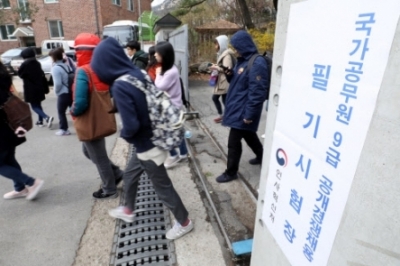 뚝뚝 떨어지는 9급 공무원 인기… 32년 만에 최저 경쟁률