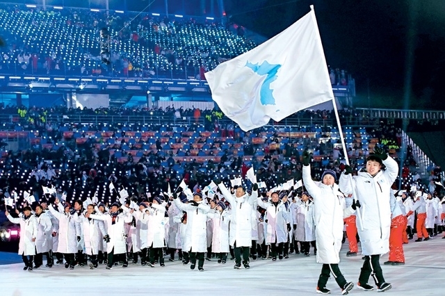 2018년 2월 19일 개회식을 치른 대한민국 강원도 평창동동계올림픽은 ‘행동하는 평화(Peace in Motion)’라는 슬로건 아래 남북한 단일 선수단을 꾸려 의미를 더했다.  서울신문 DB