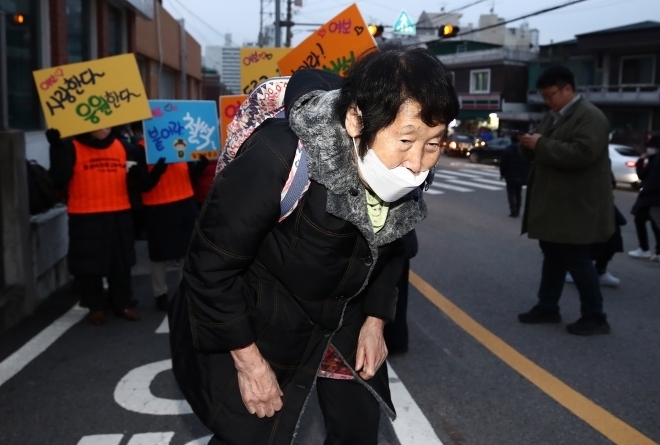 2024학년도 대학수학능력시험일인 16일 오전 서울교육청 제12시험지구 제17시험장인 마포구 서울여자고등학교 앞에서 최고령 수험 응시생 김정자(82) 할머니가 일성여자중고등학교 학우들의 응원을 받으며 시험장으로 향하고 있다. 2023.11.16 뉴스1