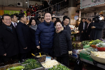 GTX 착공식 이어 재래시장 찾은 尹, “점포 노후화 개선”