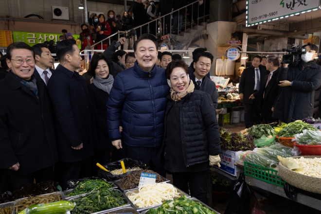 재래시장 상인과 기념촬영하는 윤석열 대통령