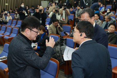 총선 코 앞인데… 선거제 갈피 못 잡는 민주, 다당제 가치냐 이기는 선거냐