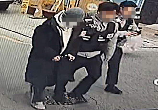 25일 배현진 국민의힘 의원을 습격한 10대 남성이 경찰에 체포된 모습을 담은 화면. 2024.1.25 김예슬 기자