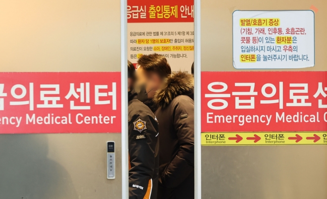 배현진 국민의힘 의원이 괴한으로부터 습격을 당한 25일 오후 서울 용산구 순천향대학병원으로 소방 관계자들이 드나들고 있다. 뉴시스