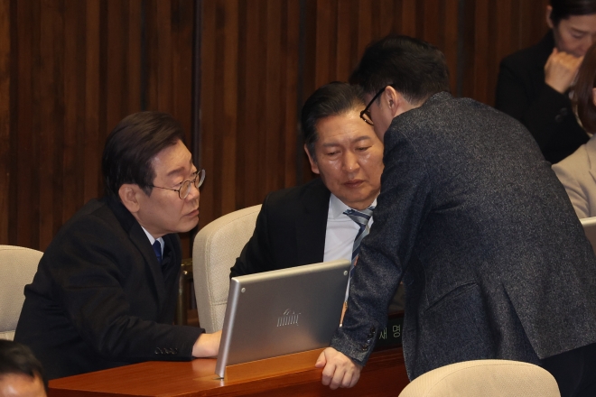 더불어민주당 이재명 대표와 홍익표 원내대표, 정청래 최고위원이 25일 국회에서 열린 본회의에서 대화를 하고 있다. 2024.1.25 연합뉴스