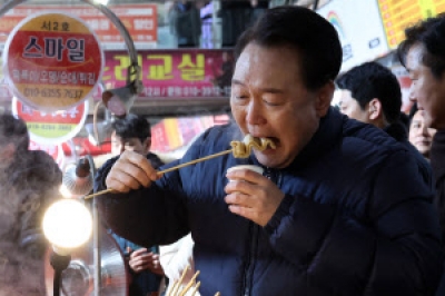 [포토] 어묵 맛보는 윤석열 대통령