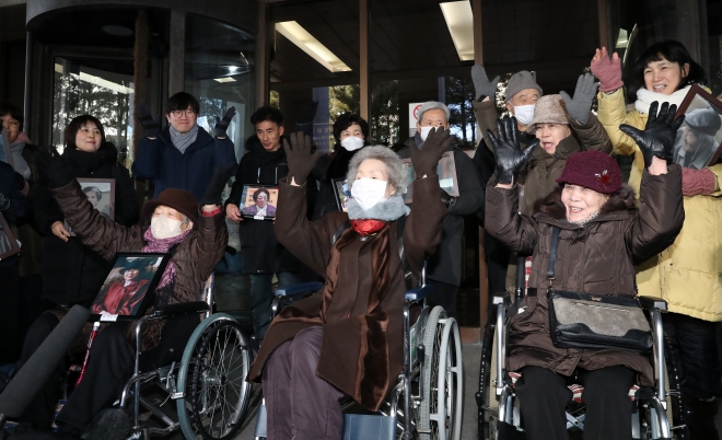 대법 “일제 군수기업, 징용 피해자에 21억 배상”… 할머니들 ‘만세’