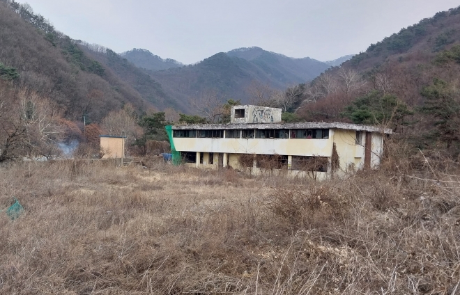 1973년 동두천시 상봉암동에 세워진 옛 성병관리소 모습. 동두천시가 소요산 관광지 확대개발과 연계해 건물을 철거하고 주변을 정비할 계획이다. 동두천시서영관리소보존을위한공동대책위원회 제공