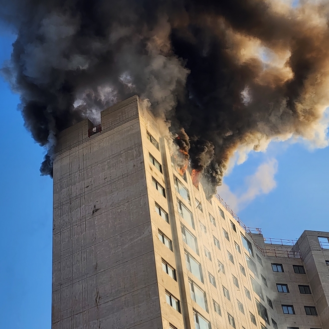 (사진설명) 26일 오전 8시께 광주시 남구 봉선동 아파트 재건축 현장에서 일어난 불로 검은 연기가 뿜어져 나오고 있다. 독자제공